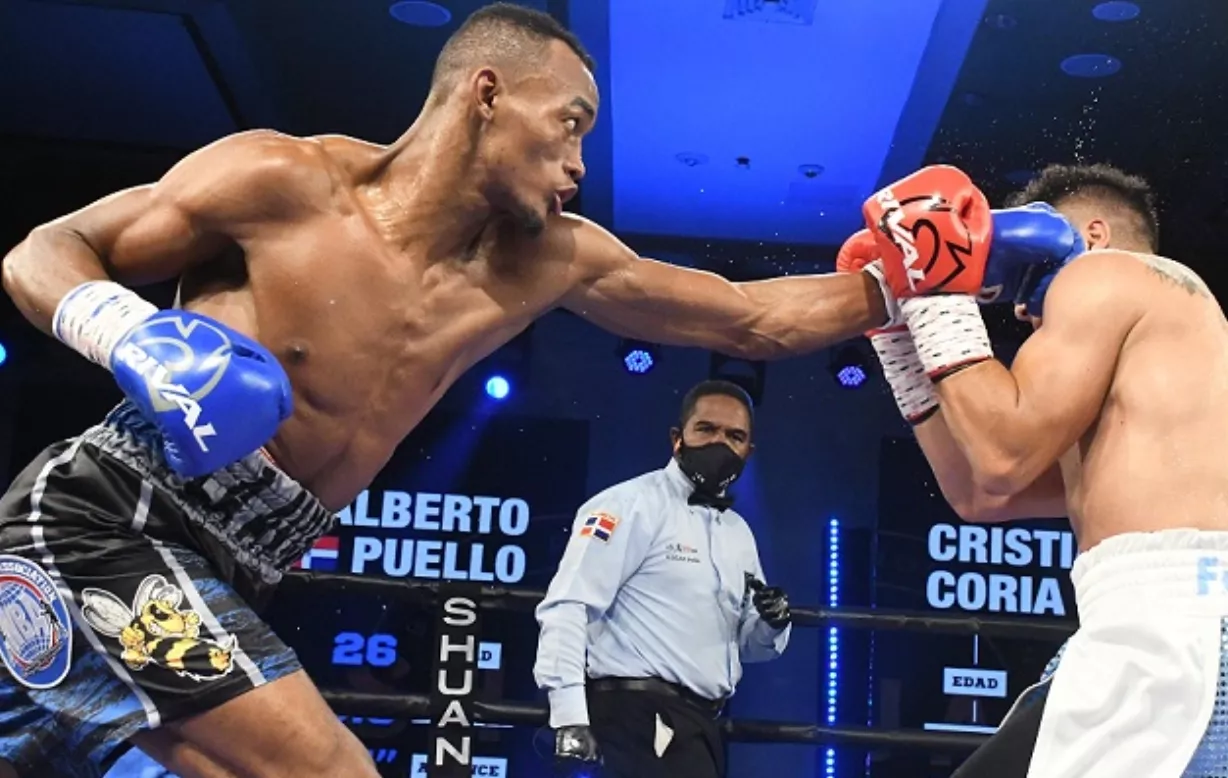 Alberto "La Avispa" Puello (izq)  cuando enfrentó al argentino Cristian Coria.