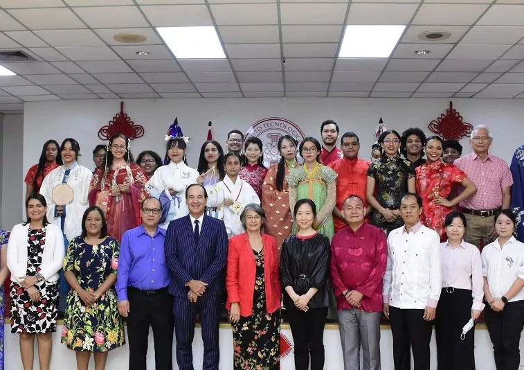 Parte de los integrantes del Instituto, en la fiesta.