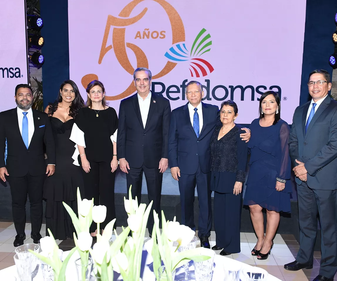 El presidente Luis Abinader, al   centro, junto a Raquel Peña y  ejecutivos de Refidomsa.