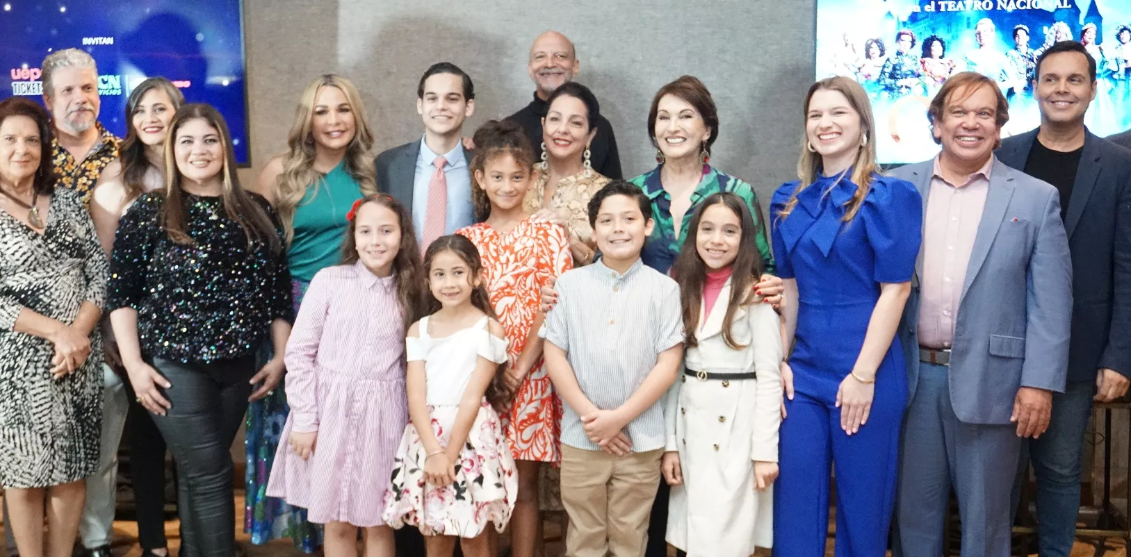 Parte del elenco que conforma la puesta en escena de la obra La Cenicienta, puesta en escena por  Cecilia García.