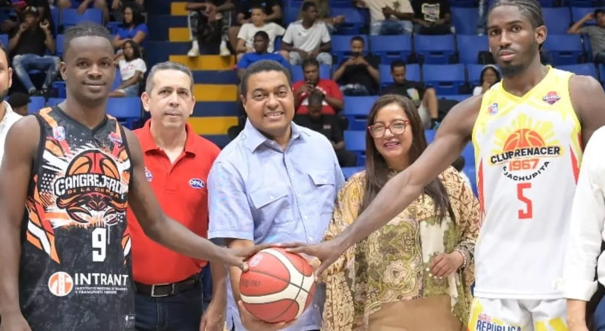 José P. Monegro, junto a su esposa Ángela Medina, realizan el saque de honor  previo al partido de Cangrejeros y club Renacer. Le acompaña, Diego Pesqueria, presidente de la Abadina.