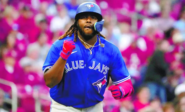 Vladimir Guerrero Jr. celebra luego de conectar el “fly” de sacrificio  para el primer triunfo.