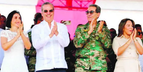 El mandatario saluda a oficiales de la Policía Nacional.