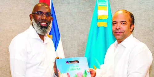 Gilmar Pisas y Samuel Pereyra durante encuentro.