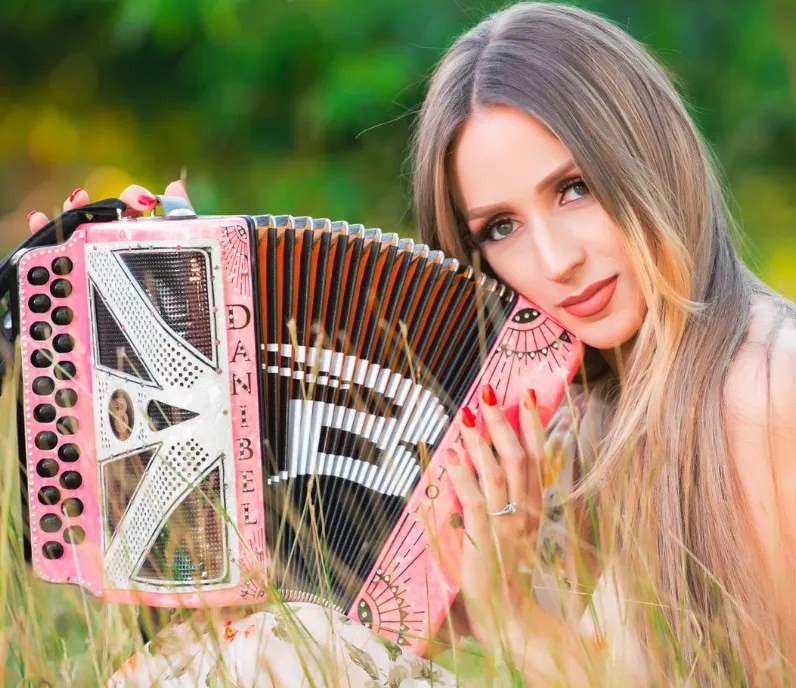 La acordeonista Danibel Bretón  lanzará nuevo tema.