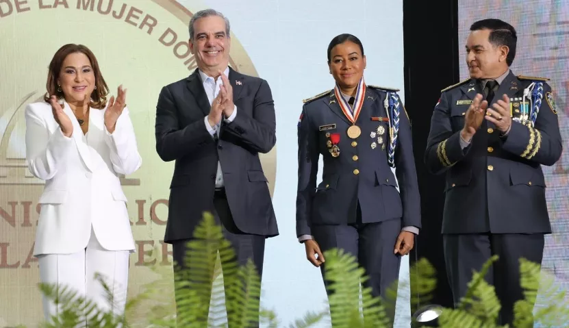 Abinader entregó medalla a teniente coronel Ana Jiménez.