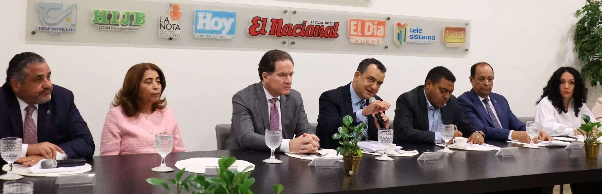 Samir Chami Isa, Dolores Fernández, Manuel Corripio, Román Jáquez, José P. Monegro, Rafael Vallejo Santelises y Patricia Paniagua en el almuerzo  con los Medios Corripio.  JOSÉ DE LEÓN