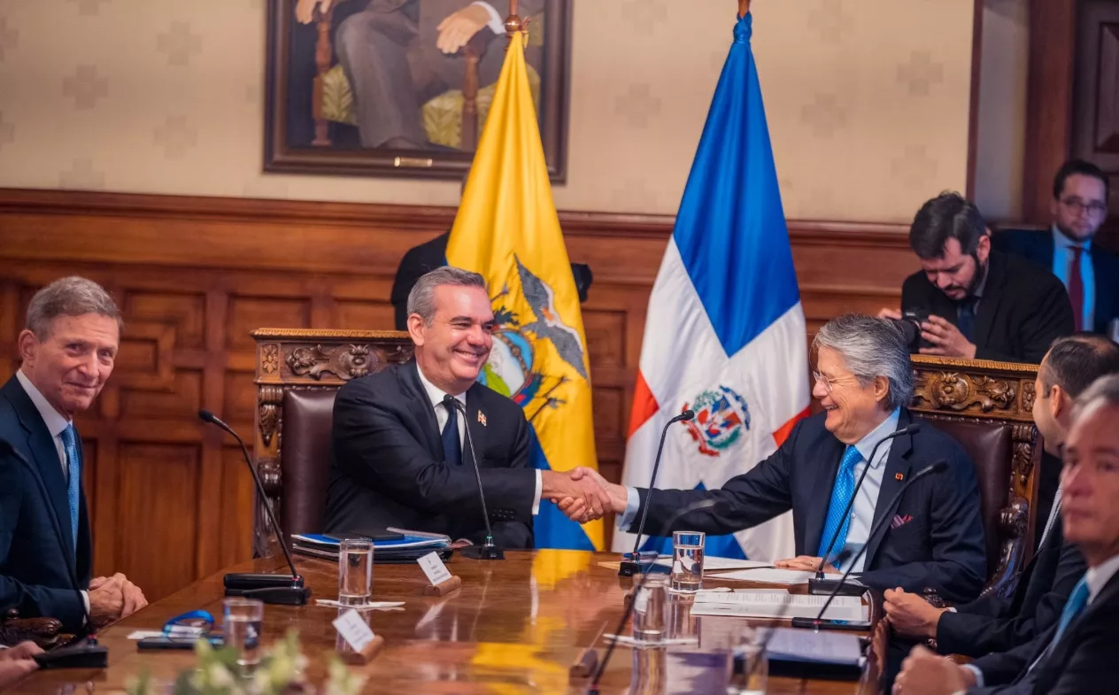 El presidente Abinader y su homólogro de Ecuador durante el encuentro celebrado ayer.