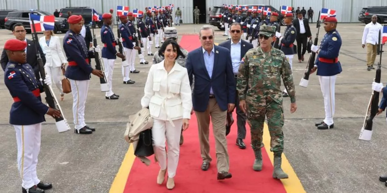 Presidente partió ayer acompañado de la primera dama Raquel Arbaje.  fuente externa
