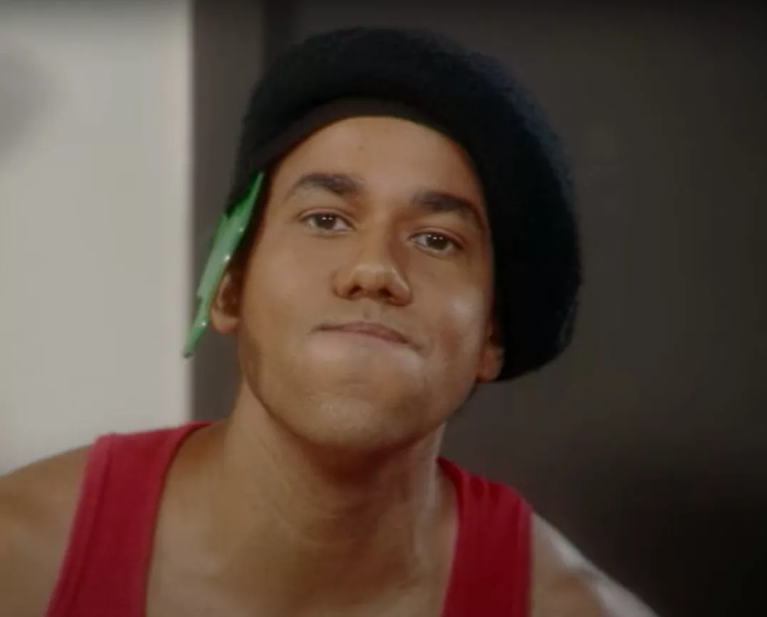 Romeo sorprende con "Balbuena" en video de "Suegra" y responde a censura