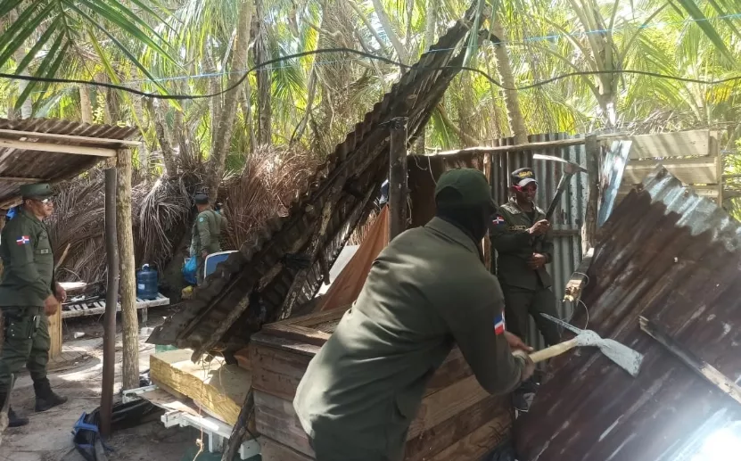 Militares y guardaparques participaron en el desalojo.