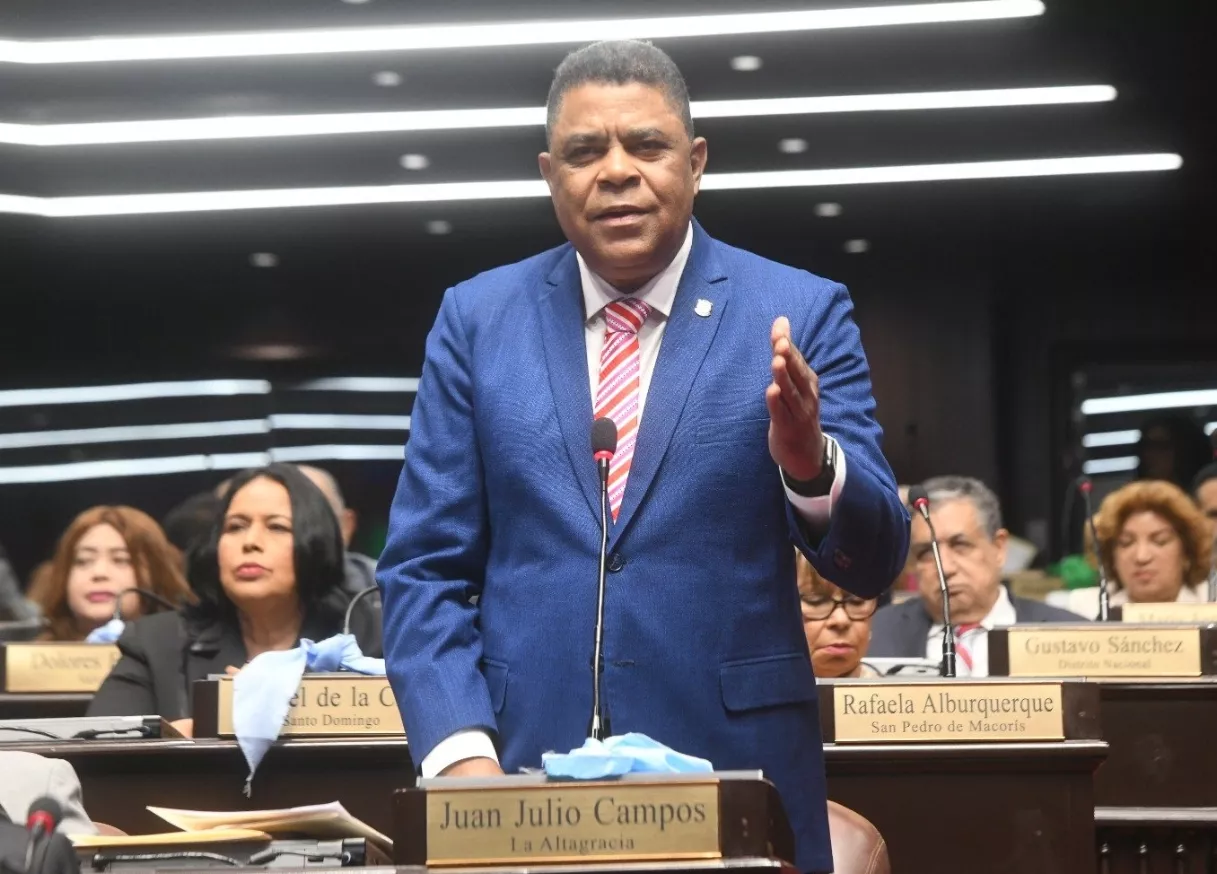 Juan Julio Campos al momento de anunciar el retiro de los diputados del PLD ayer.