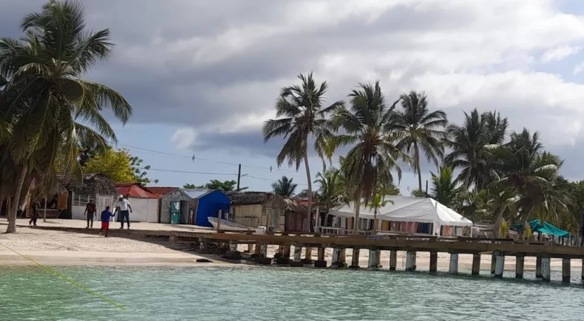 La Saona recibe miles de visitantes nativos y extranjeros.