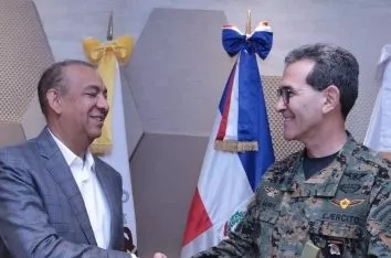 Ascención y Díaz Morfa tras la firma del acuerdo.