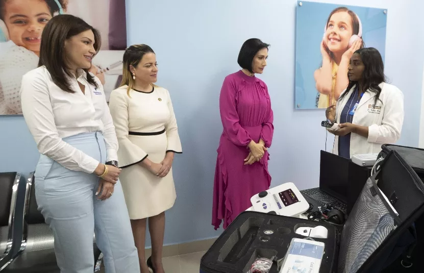 Raquel Arbaje ve algunos de los equipos a usar.  fuente externa