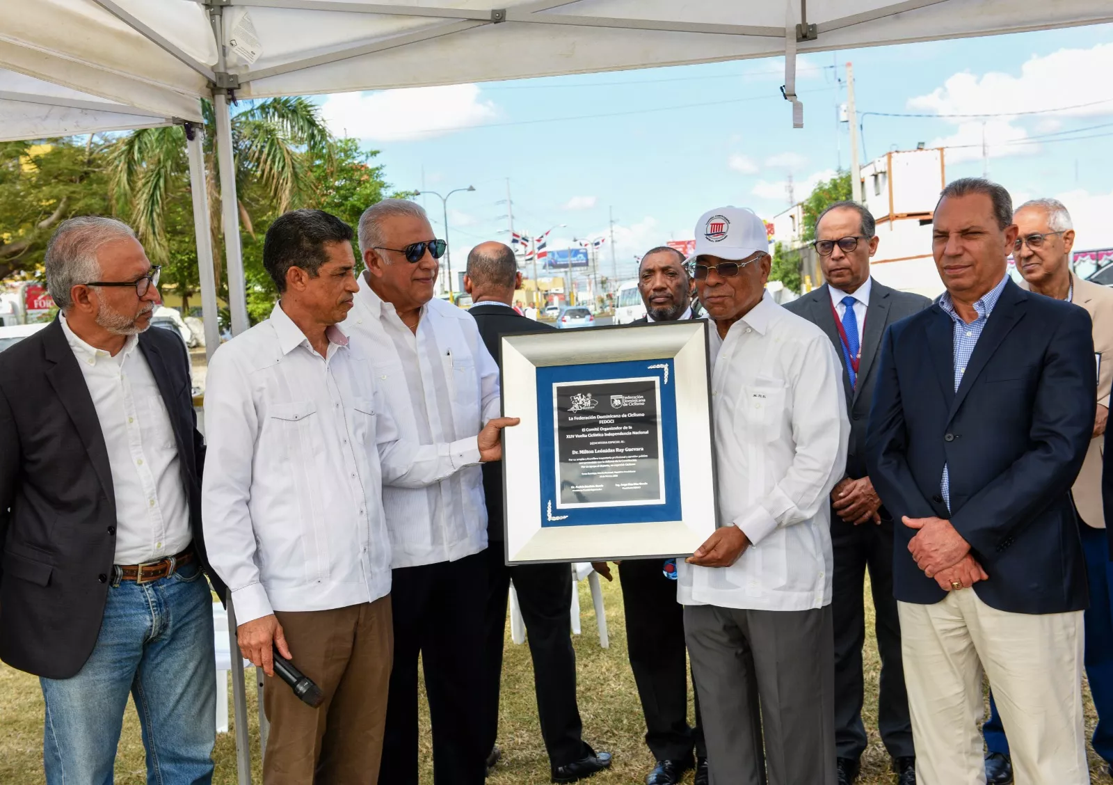 Andres Bautista entrega, junto a Blas una placa de reconocimeinto a Guevara