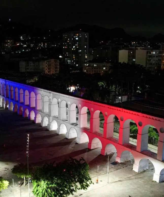 Arcos de Lapa en Río de Janeiro iluminados con colores de bandera dominicana