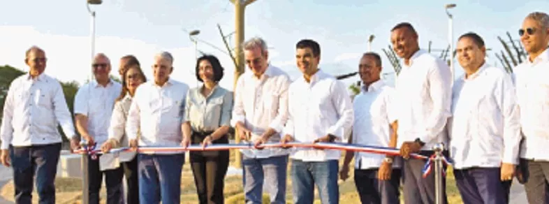 El presidente Abinader corta la cinta que deja inaugurada la obra en Arroyo Gurabo.  fuente externa