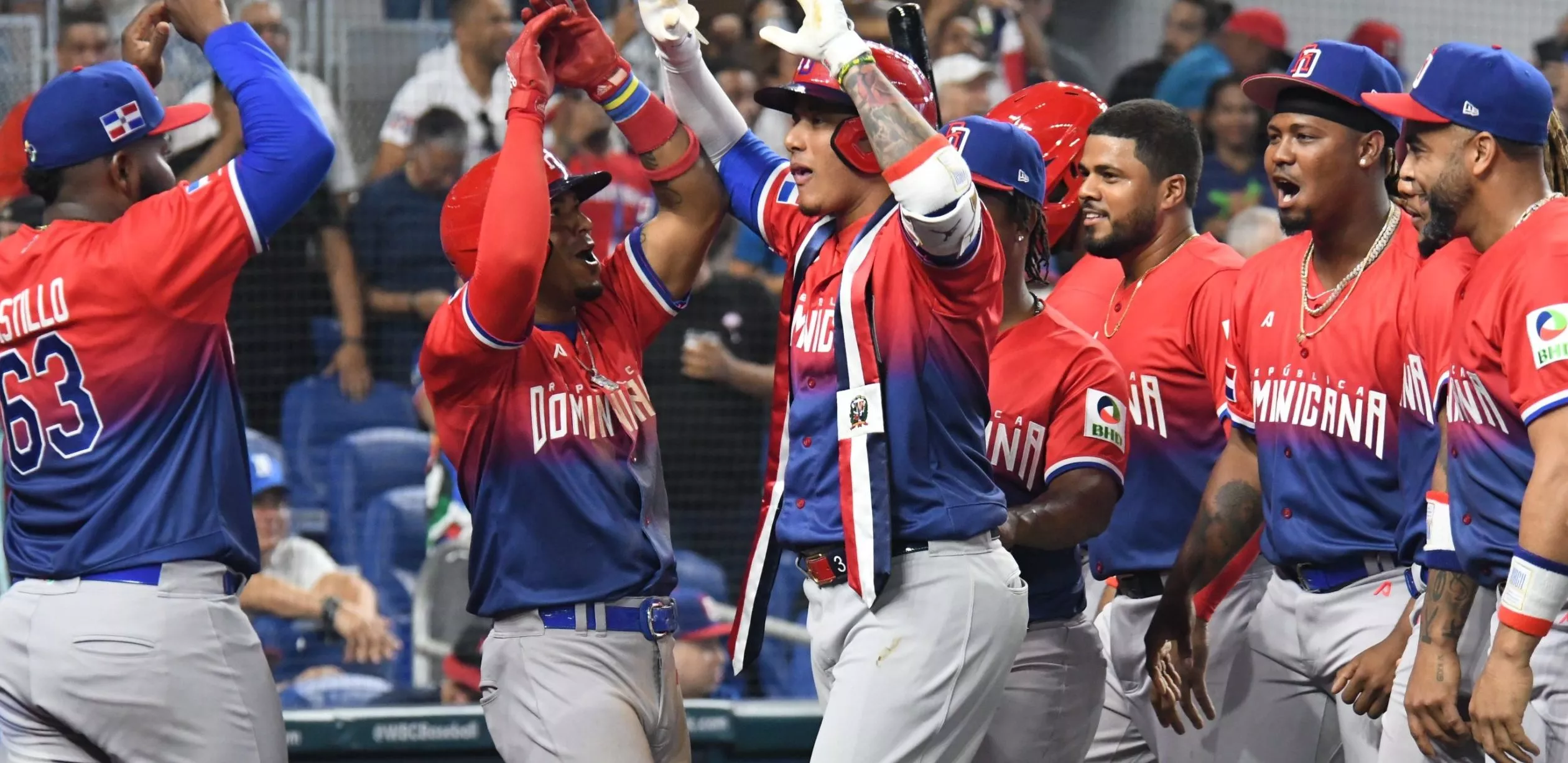 Jugadores ponen banda presidencial a Manny Machado tras pegar de cuadrangular en la séptima entrada.  Alberto calvo