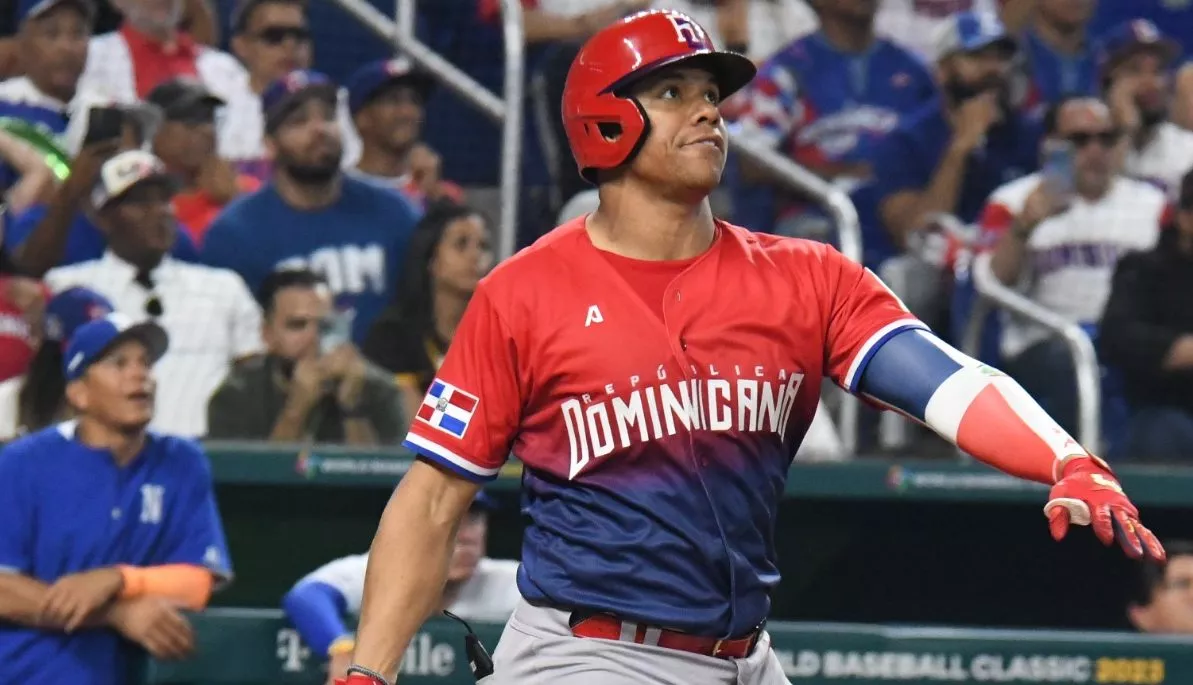 Juan Soto observa el trayecto de la pelota que se fue de cuadrangular .  Alberto calvo