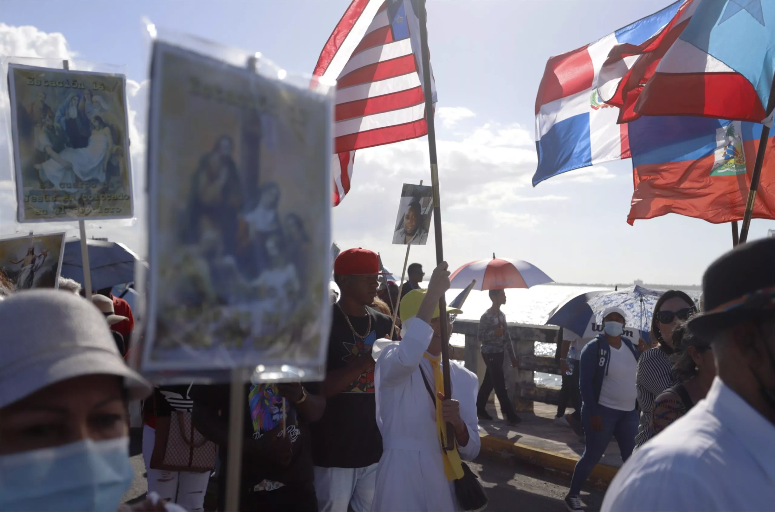 Procesión en honor a migrantes fallecidos en Toa Baja, Puerto Rico