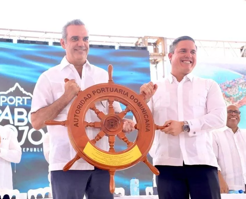 El presidente Luis Abinader y Jean Luis Rodríguez, director de Portuaria