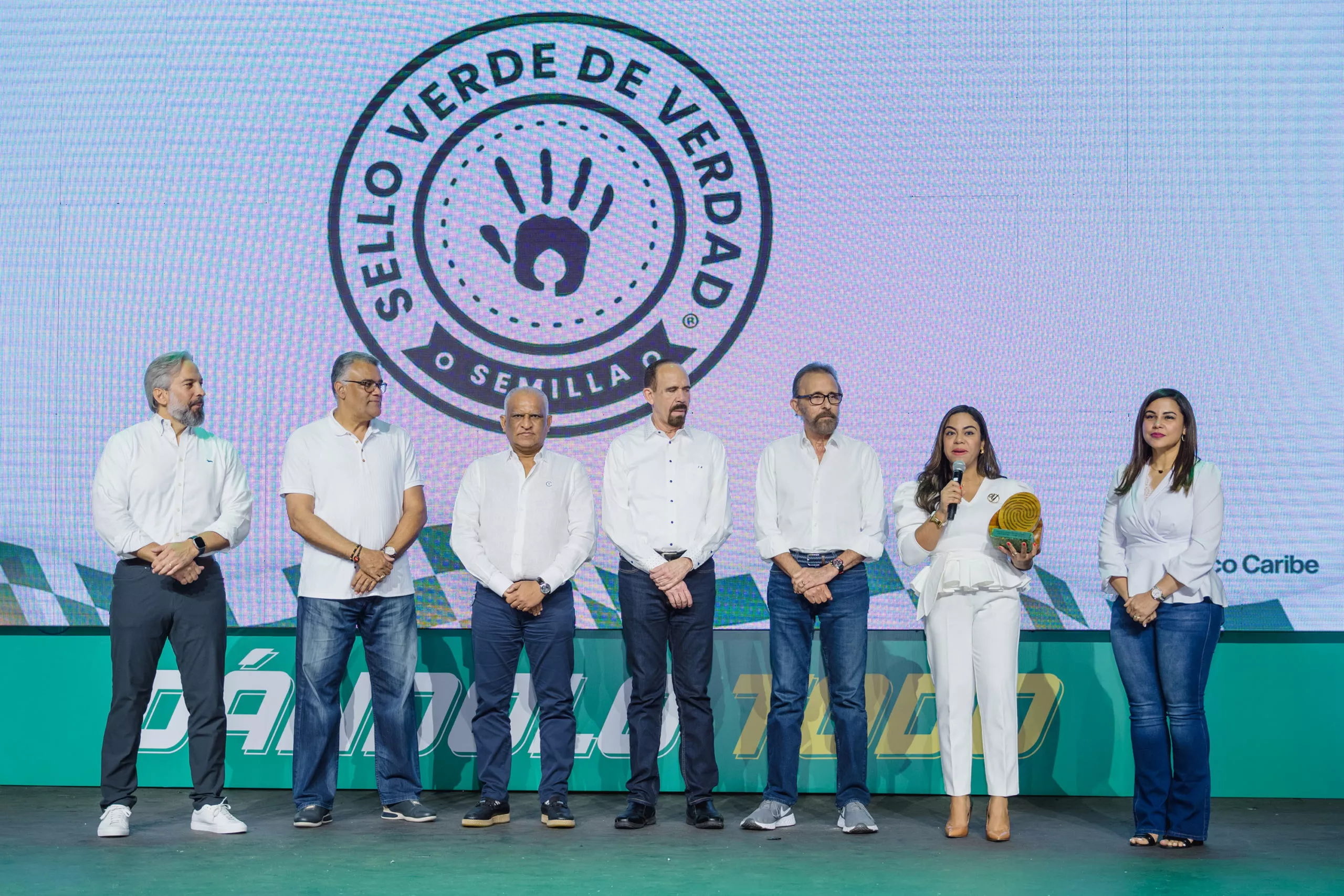 Foto 2, Ejecutivos de Banco Caribe reciben el Sello Verde de Verdad. (1)