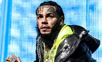 El rapero  Tekashi 6ix9ine sufrió varias lesiones.
