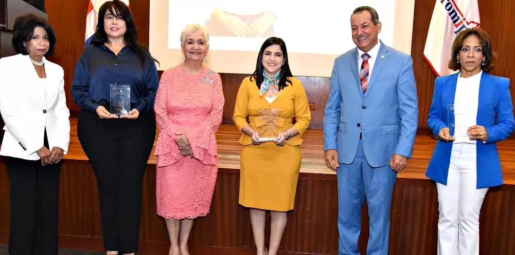 Rhina Ibert, Josefina Rissi, Margarita Mendoza, Viviana Riveiro, Porfirio Quezada y Yudelka Flores.