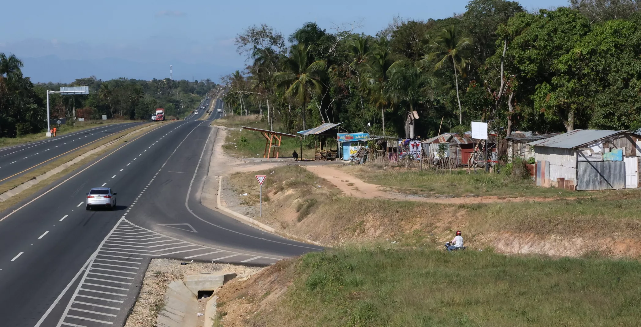 Muchas familias han instalado pequeños comercios  en las orillas de las carreteras  como vía de obtener ingresos para sostener el hogar.  elieser tapia