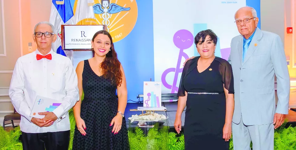 Parte de los directivos de la entidad, en el lanzamiento de la revista científica.