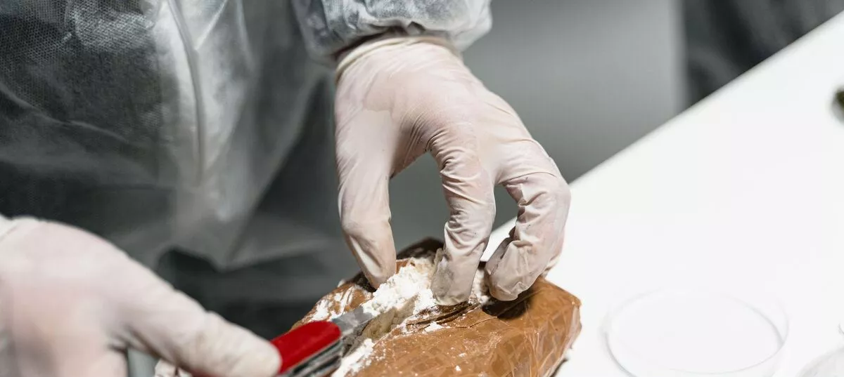 white-powder-on-knife