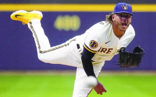 El dominicano  Freddy Peralta maniató la ofensiva de los Mets.