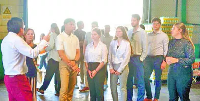 Estudiantes  atentos a las explicaciones.