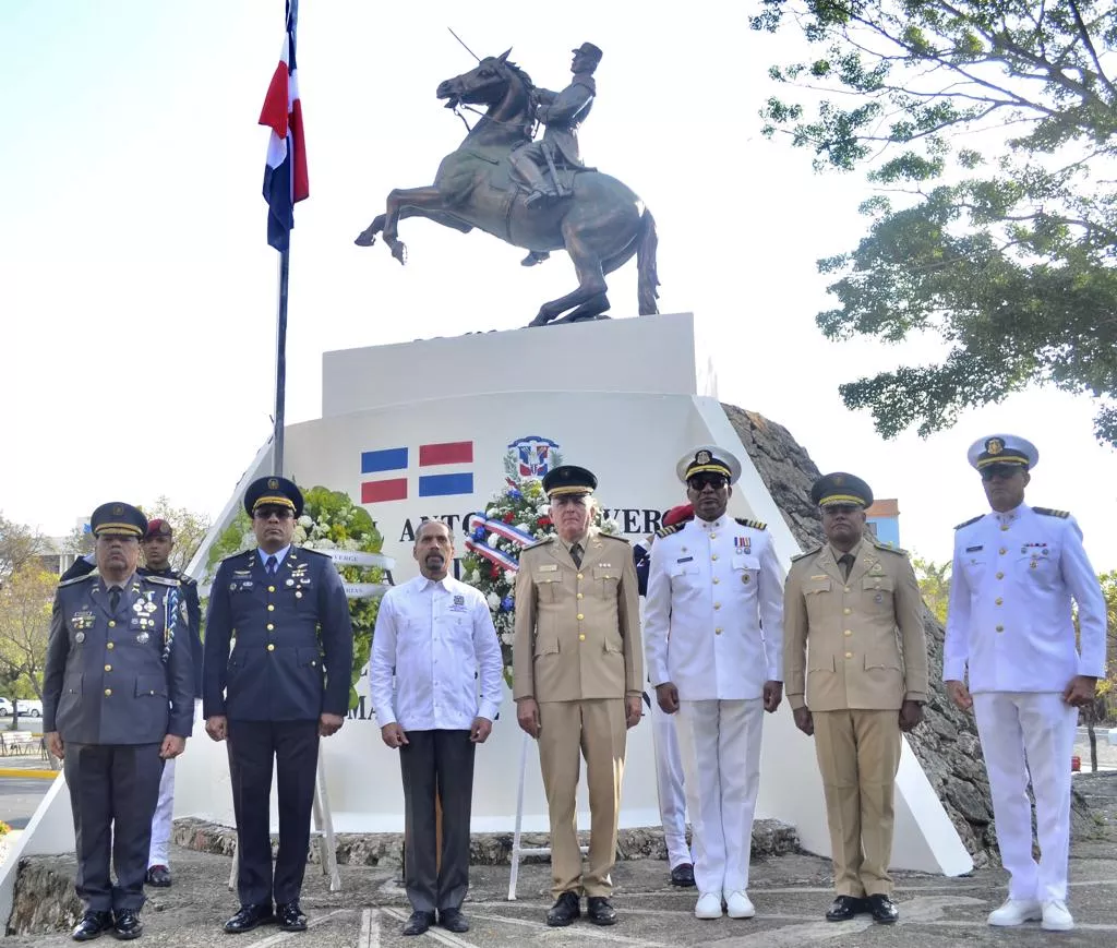 Foto 1 principal  Juan pablo Uribe, al centro, junto a autoridades militares.