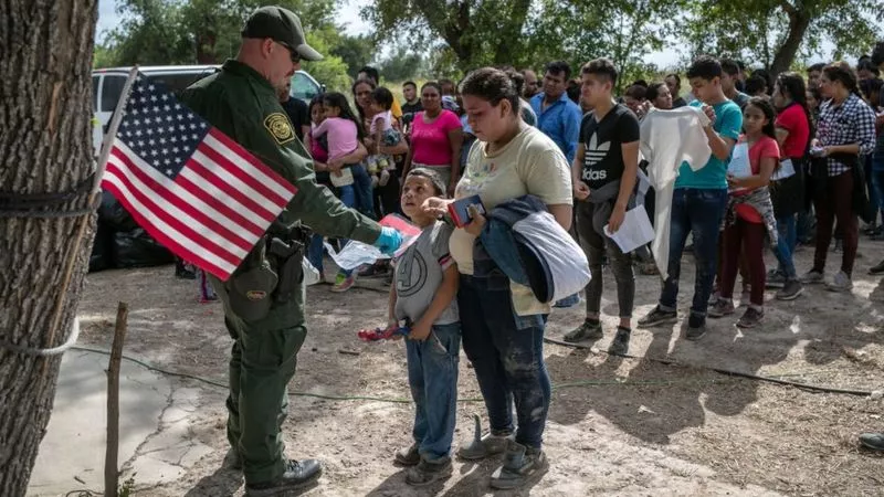 Las autoridades estadounidenses quieren evitar la acumulaci{on de migrantes en las fronteras.