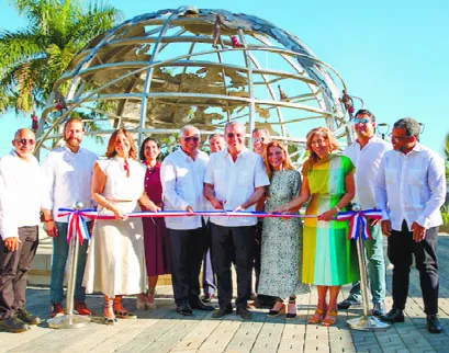 El presidente Luis Abinader encabeza el corte de la cinta inaugural.