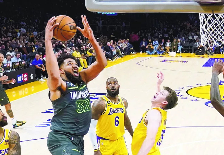 Karl Towns es el hombre clave en las aspiraciones de Minnesota de clasificar a playoffs.  Ap