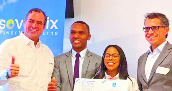 Álvaro Vergara,  José Germán  y Leonardo Fuquen, reciben la certificación.