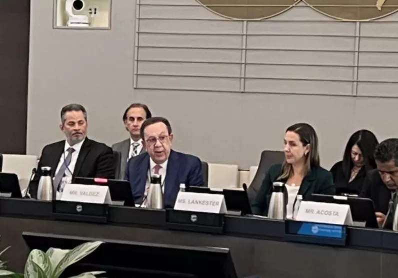 Encuentro de Héctor Valdez Albizu  con el FMI.