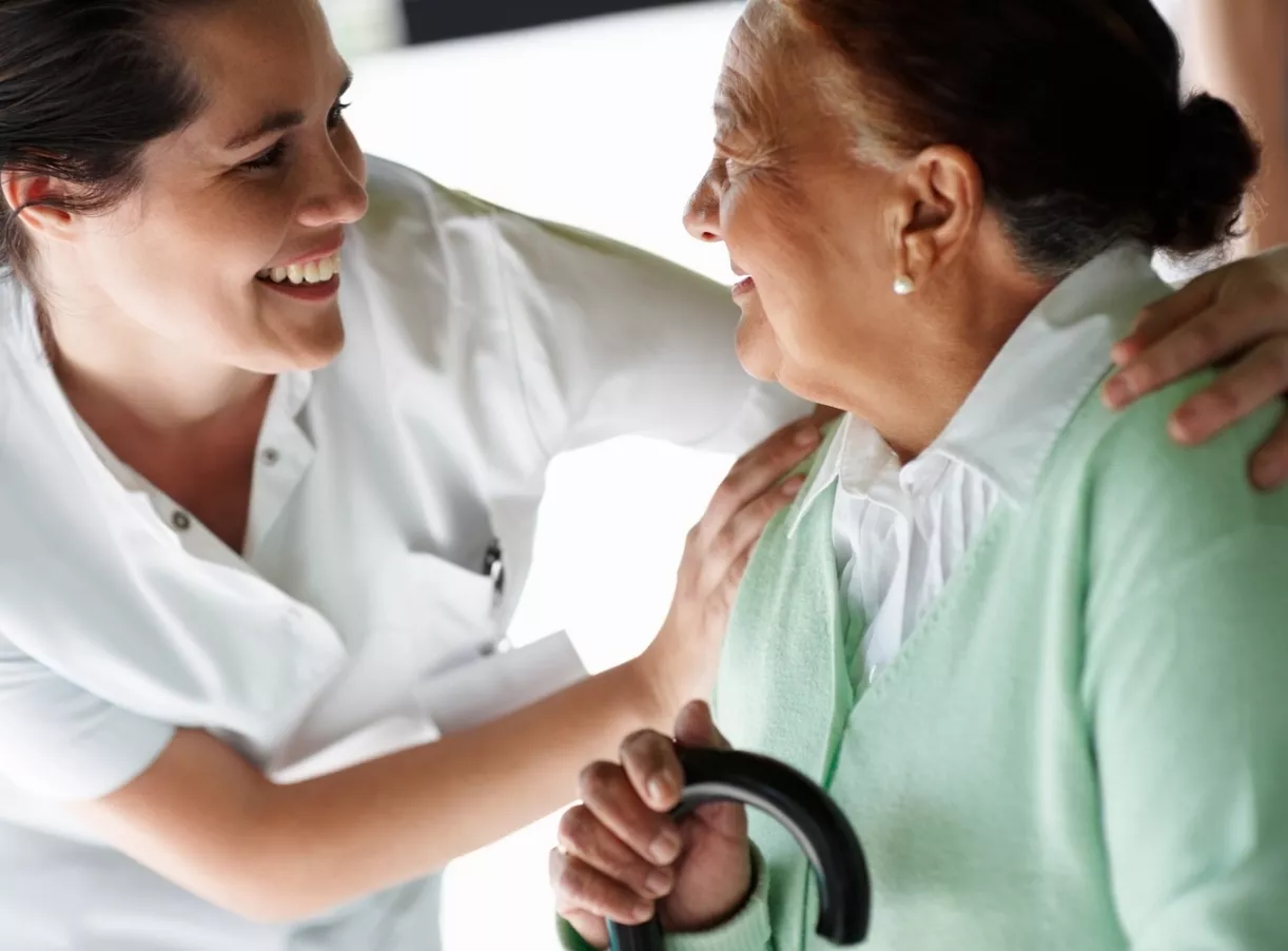 La calidad de vida de los adultos mayores se e levaría  al cuidado de un personal calificado.