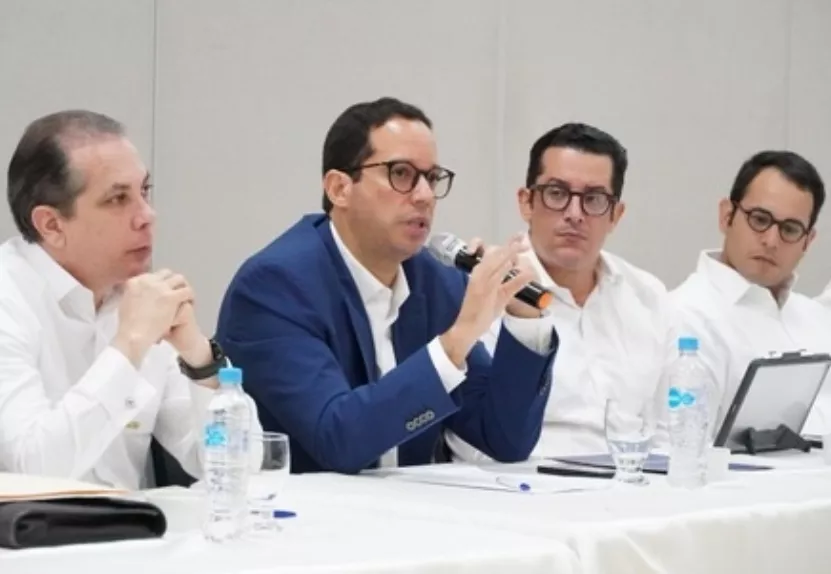 Empresarios de Santiago escuchan a Sigmund Freund.