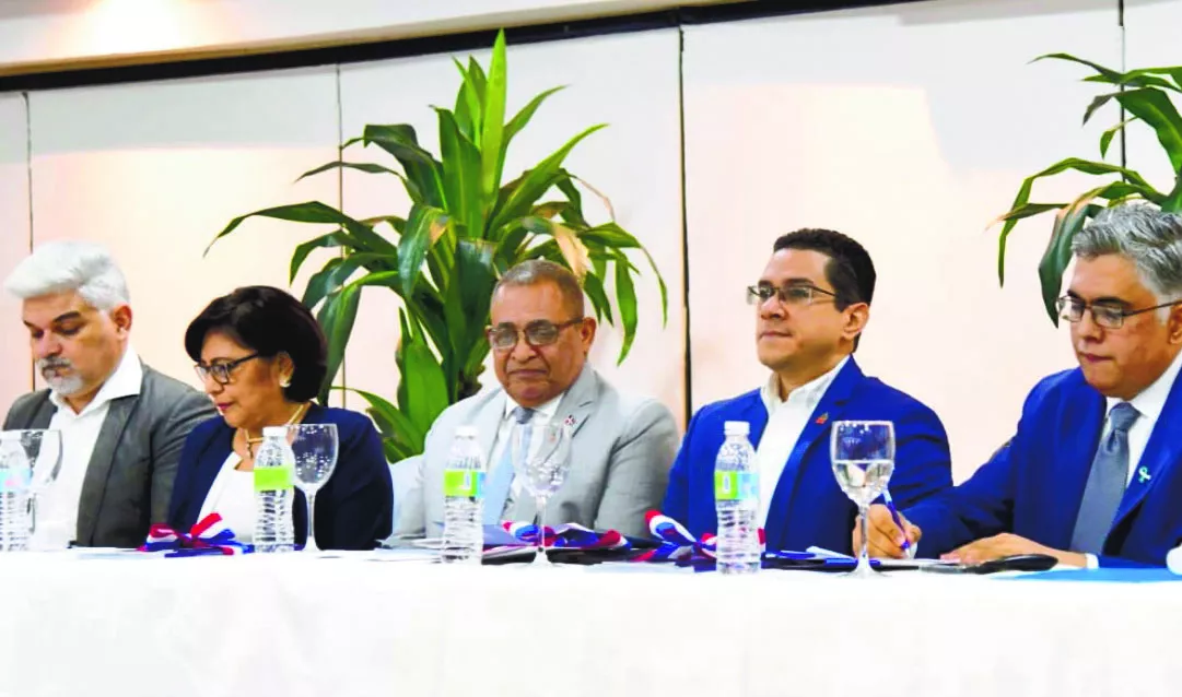 Viceministros   de Salud Colectiva y Garantía de la Calidad junto a representantes del sector.
