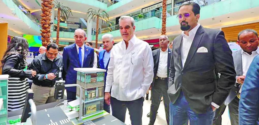 El presidente Abniader obsrva uno de los proyectos a escala presentados en la Fería Dominicana Innova 2023.  fuente externa