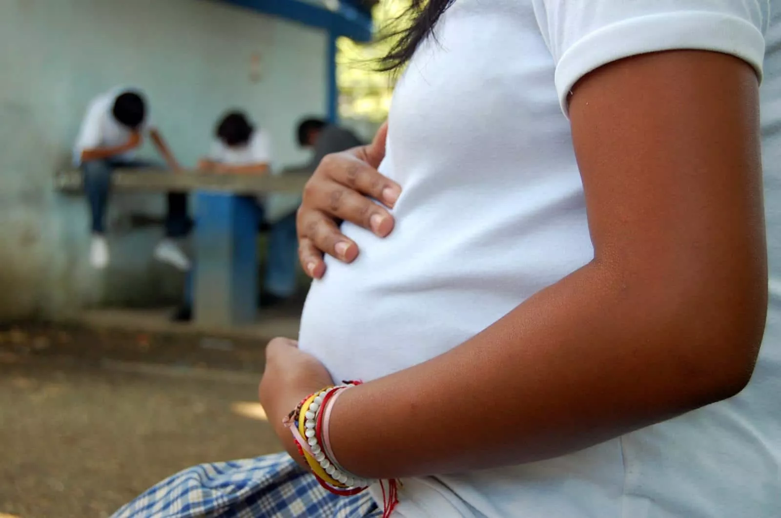 Embarazos en adolescentes disminuyen 22.6% en 2024, pero persisten desafíos