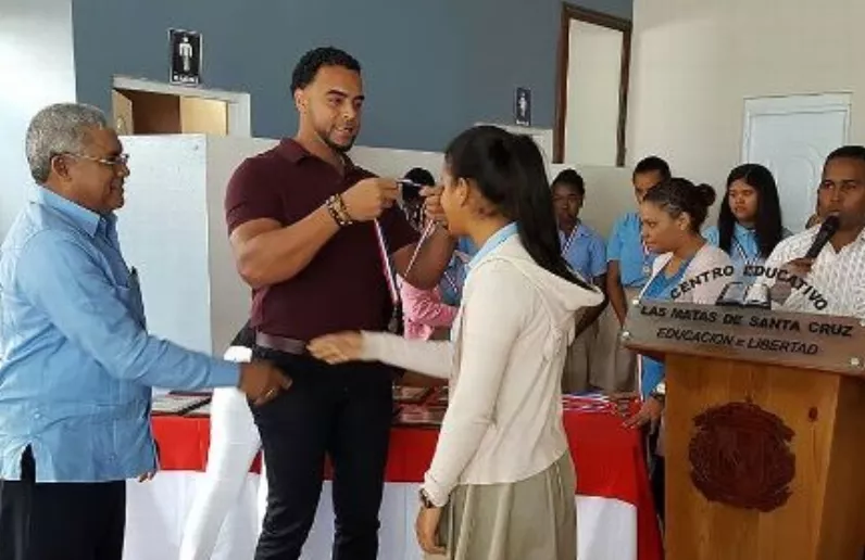 Nelson Cruz es reconocido por ayudar a  jóvenes. archivo.