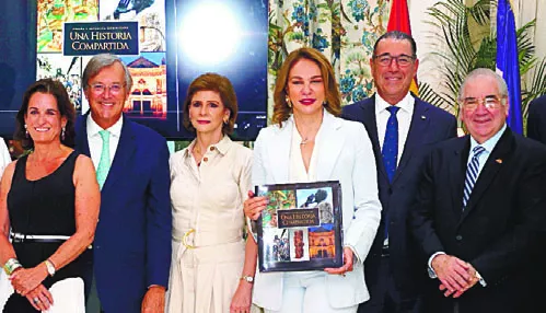 La ministra de Cultura, Milagros Germán, muestra el libro Una Historia Compartida, en el acto de presentación.  FOTO ALBERTO CALVO.