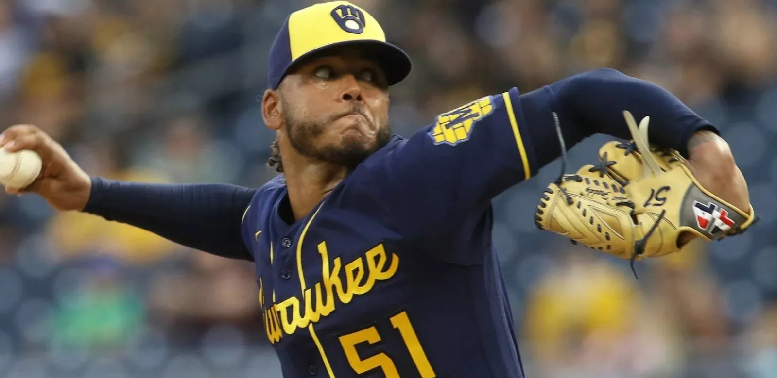El lanzador dominicano Freddy Peralta tuvo estupendo en su primera salida del año, el lunes, frente a los Mets de New York.