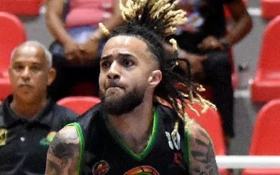Juan Carlos Canahuate, de los Correcaminos con el balón.