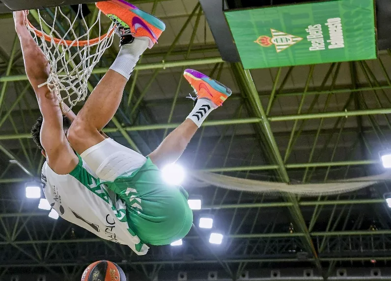 El dominicano Tyson Pérez, en un donqueo espectacular.